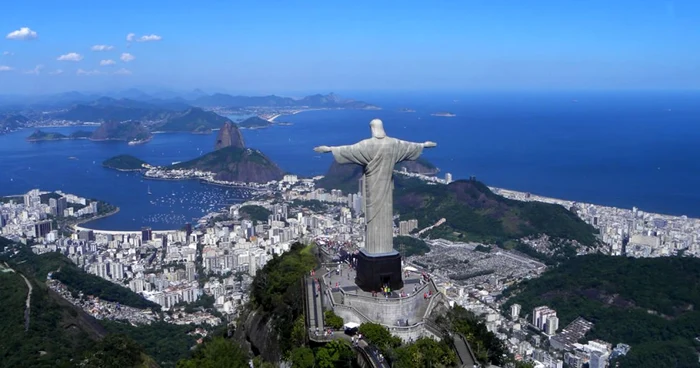 Statuia de la Rio de Janeiro are 38 de metri înălţime şi o greutate de 1.145 de tone