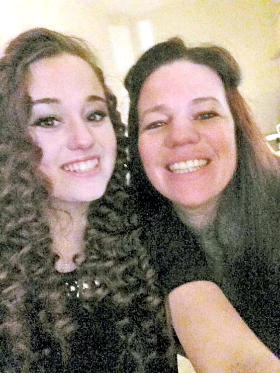 Stăpâna, Nicola Mitchell,  şi fiica ei, Katelyne