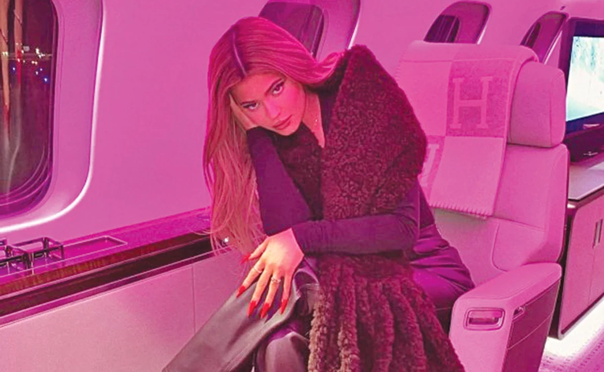 
    Şi-a vopsit avionul în roz  