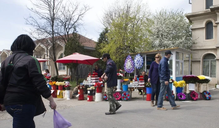 Negustori de coroane şi flori la poarta cimitirului Eternitatea din Galaţi FOTO Costel Crângan