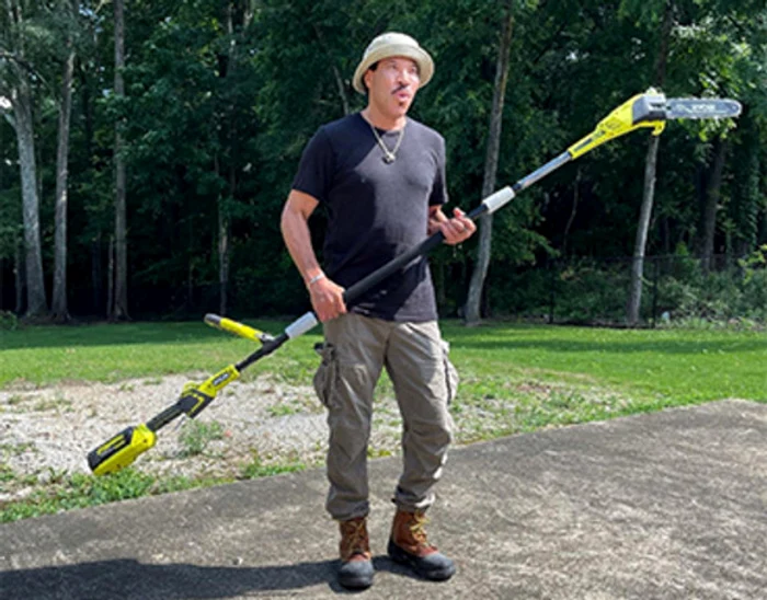 
    Lionel Richie (72 de ani) îşi tunde singur boscheţii din toată grădina  