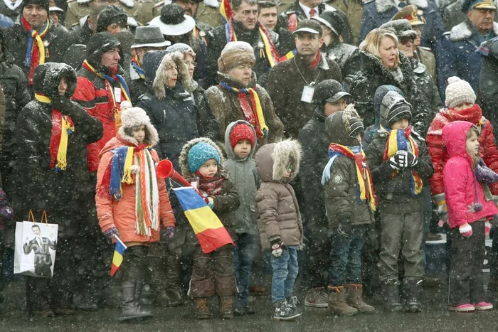 Sute de copii au privit curioşi parada