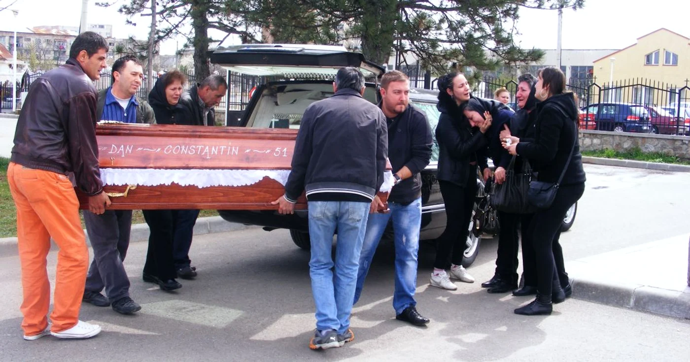 Familia sa îl conduce pe ultimul drum FOTO Corina Macavei