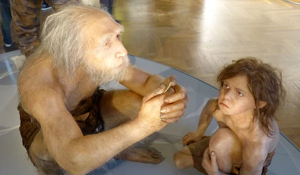 Omul de Neanderthal, reconstituire la Muzeul de Istorie Naturală din Viena (© Wolfgang Sauber / Wikimedia Commons)