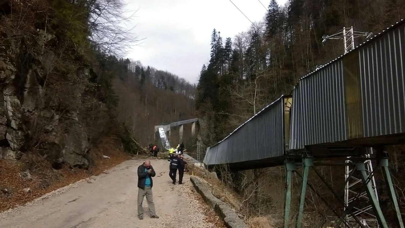 În urma evenimentului, stâncile au distrus şi banda transportoare a fabricii de ciment Carpatcement Fieni, dar şi o conductă de gaze care alimenta cariera şi taberele şcolare din zonă. FOTO: Ionuţ Dima