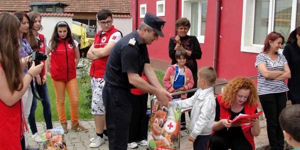 pompierii au adus dulciuri copiilor la brosteni