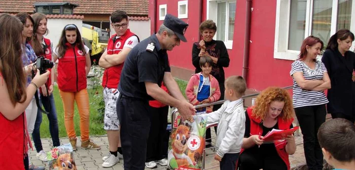 Copiii, bucuroşi de vizita pompierilor şi reprezentanţilor Crucii Roşii Mehedinţi