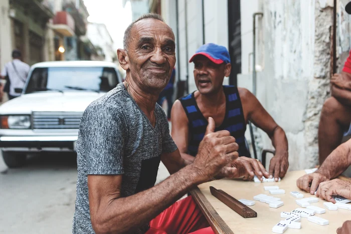 Sărăcia îi îndeamnă pe oameni să caute compania celorlalți, știind că mâine ar putea fi mai rău