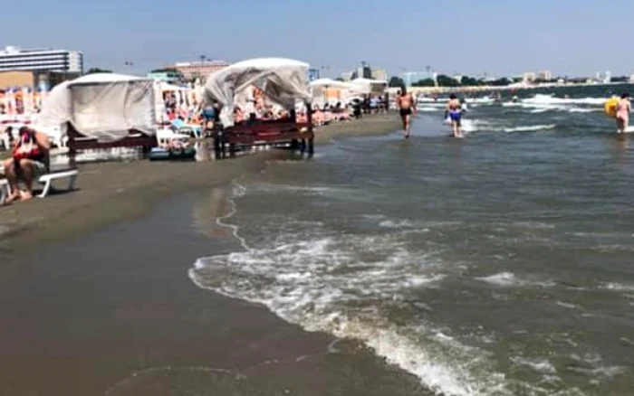 Baldachine si sezlonguri in apa FOTO Facebook