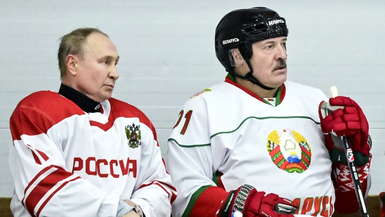 Vladimir Putin (stânga) şi Aleksandr Lukaşenko, doi împătimiţi ai hocheiului, pot organiza acum meciuri între Rusia şi Belarus