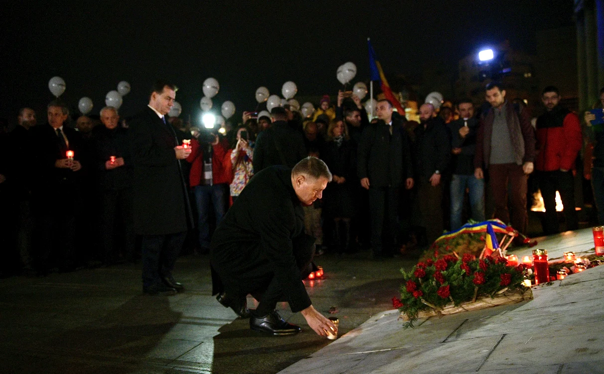 Președintele României, aprinzâd o candelă în memoria eroilor Revoluției