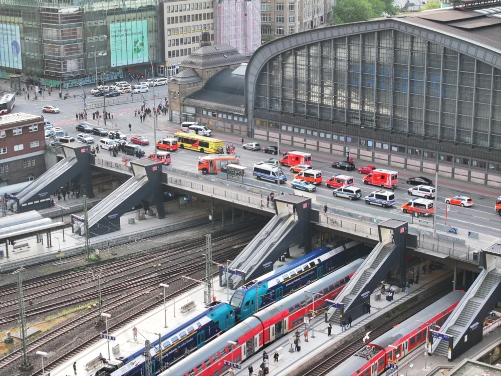 Cel puțin 13 persoane rănite în urma unui atac cu cuțitul în Gara Centrală din Hamburg FOTO: EPA