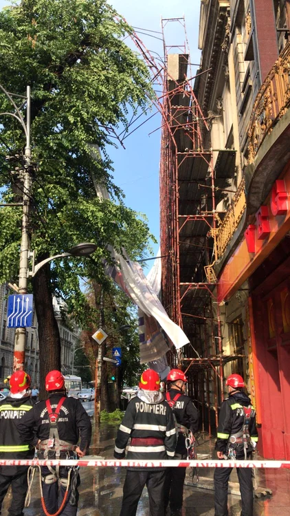 
    O schelă a căzut în mijlocul unei străzi din BucureștiFoto ISU București Ilfov  