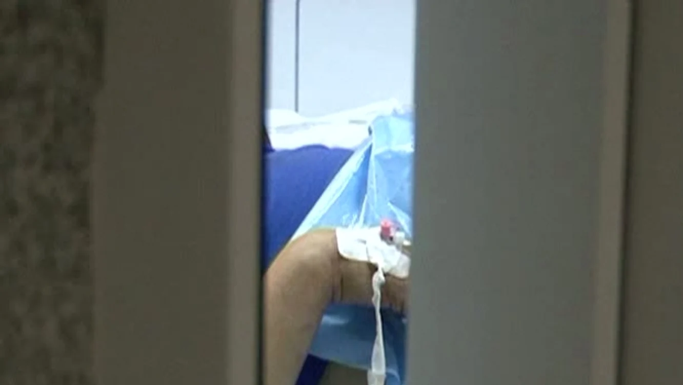 
    Tânărul e internat la spital în stare gravăcaptură Romania TV  