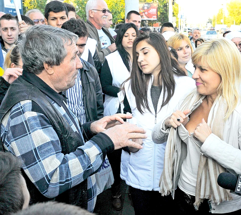 
    Eli, un cântăreţ de culoare, i-a compus o melodie candidatei la preşedinţie  