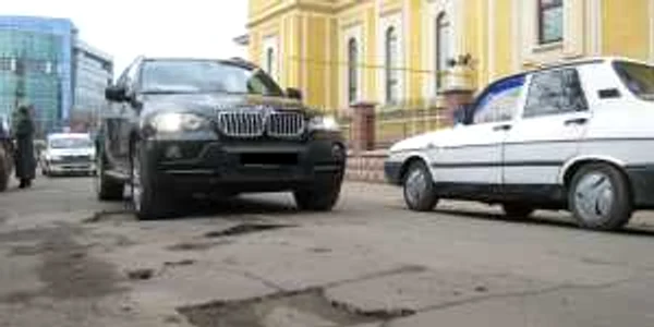 Gropile de pe strada Chiristigii creează probleme şoferilor