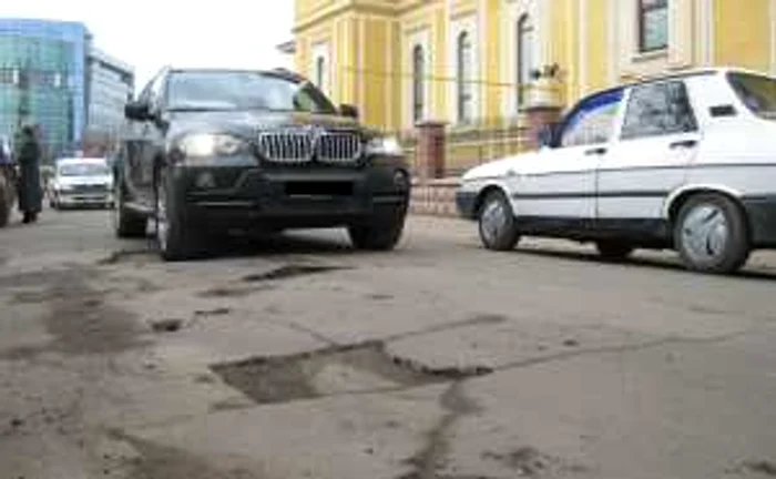 Gropile de pe strada Chiristigii creează probleme şoferilor