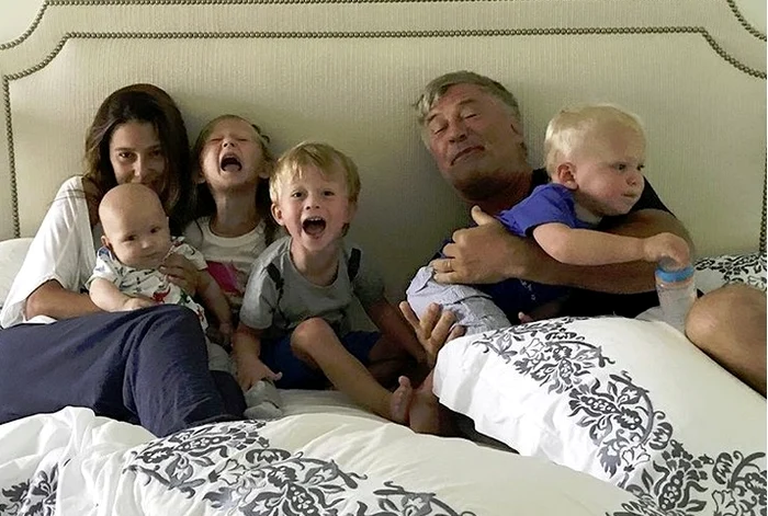 Alec şi Hilaria s-au pozat cu Carmen, în prima ei zi de grădiniţăfoto: Instagram