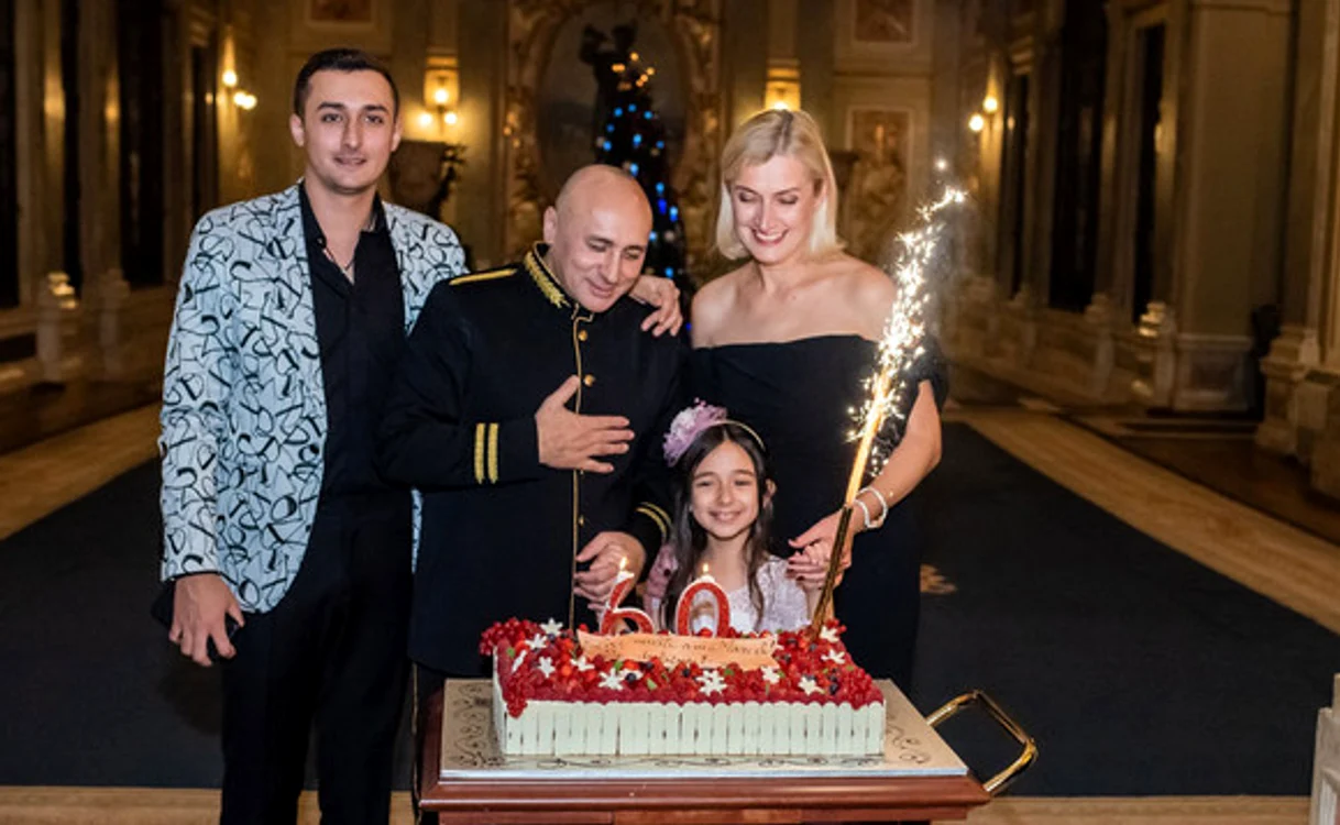 Marcel Pavel și-a sărbătorit soția duminică, 14 iunie. Aici, alături de Violeta și de doi dintre copiii lor, la aniversarea artistuluifoto: arhiva proprie
