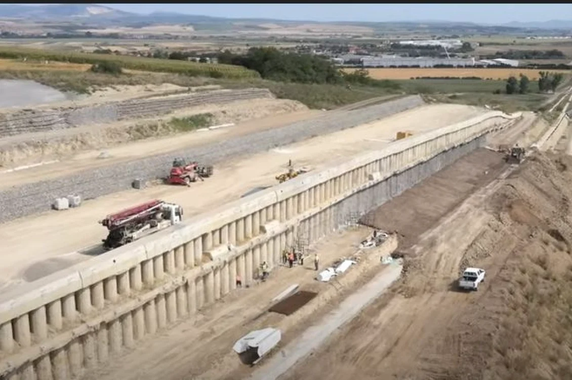 Lucrări la alunecarea de teren de pe A10. Foto: captură video Youtube
