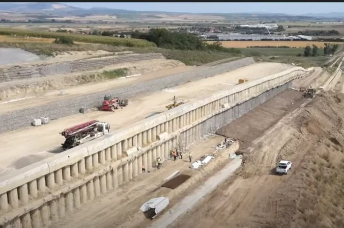 Lucrări la alunecarea de teren de pe A10. Foto: captură video Youtube