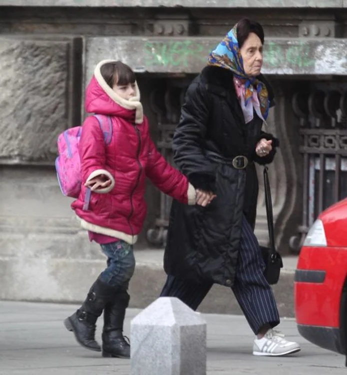 
    Eliza merge cu mama ei la restaurant şi îşi comandă fripturăfoto: captură Pro Tv  