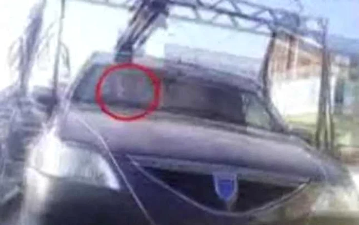Bărbatul a fost luat pe sus cu mașină cu tot