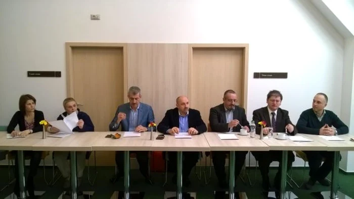 O parte dintre membrii Comitetului Director al Asociaţiei Noul Spital al Braşovului au prezentat motivele pentru care vor organizarea referendumului  FOTO Sebastian Dan