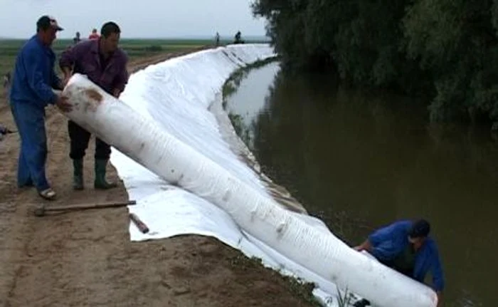 
    Oamenii se pregătesc pentru viitură  