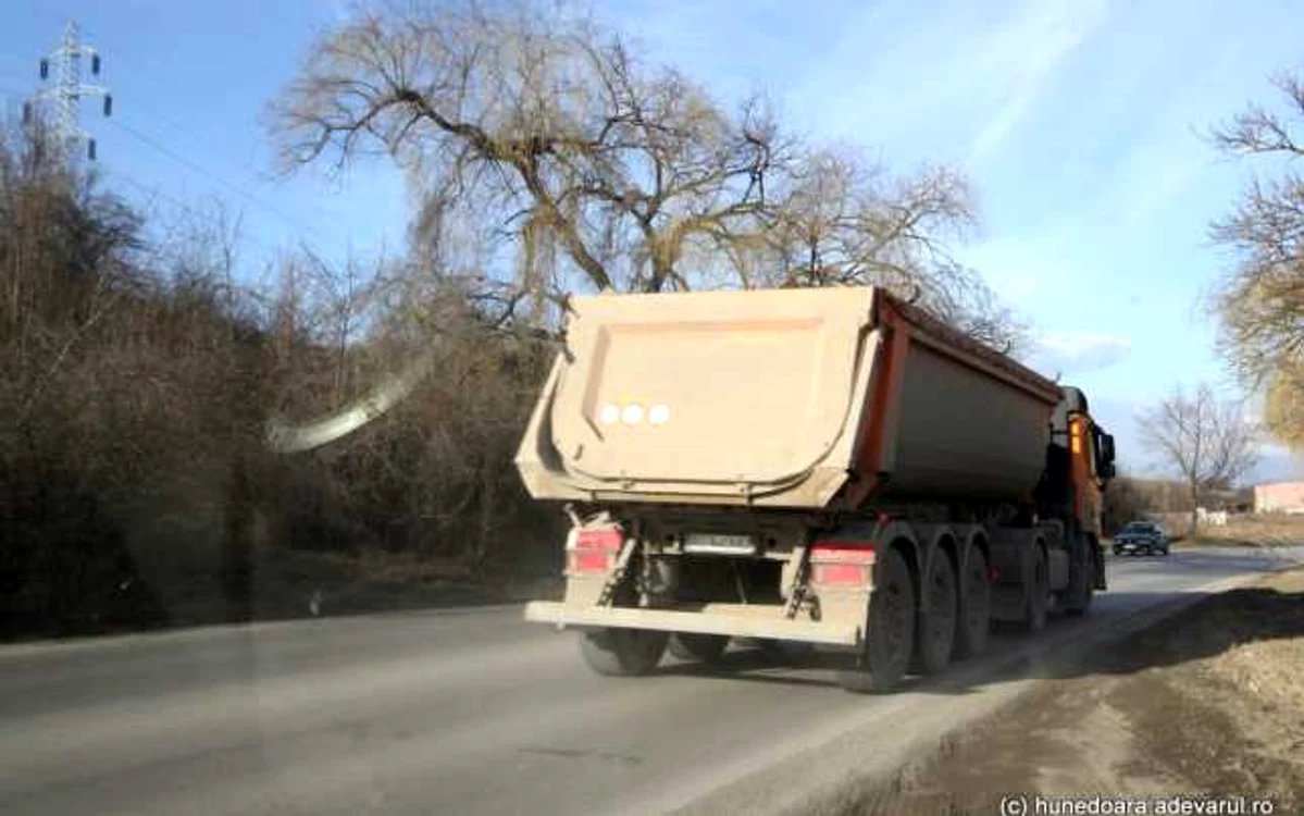 Sute de camioane încărcate tranzitează drumul judeţean. FOTO: Daniel Guţă. ADEVĂRUL.
