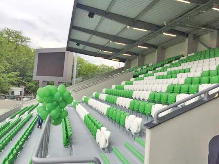 
    Aşa arată peluza care-i poartă numele lui MoţiFoto Click!  