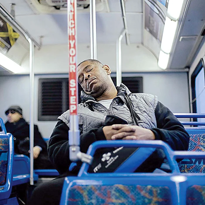 Când are noroc să prindă autobuzul, face doar 20 km pe jos până la muncă