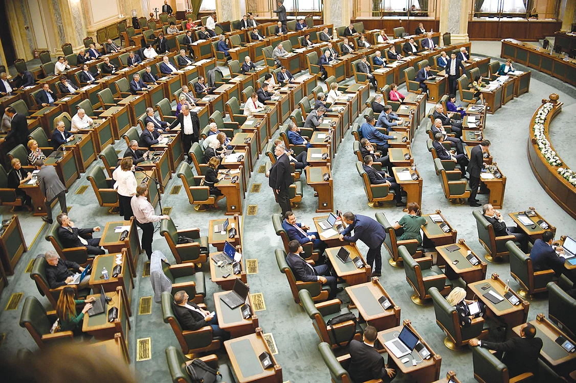 Senatorii și-au votat  miercuri un proiect  de lege favorabil lor