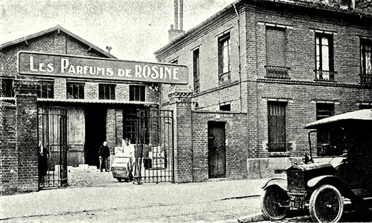 Paul Poiret a fost primul creator de modă care a apelat la serviciile unui parfumier, Henri Alméras (1911- Les Parfums de Rosine)