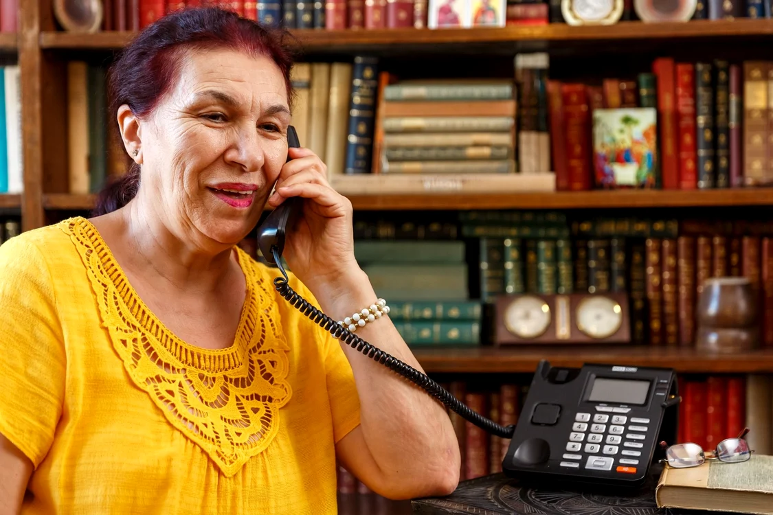 Seniorii singuri găsesc alinare la Telefonul Vârstnicului FOTO Telefonul Vârstnicului