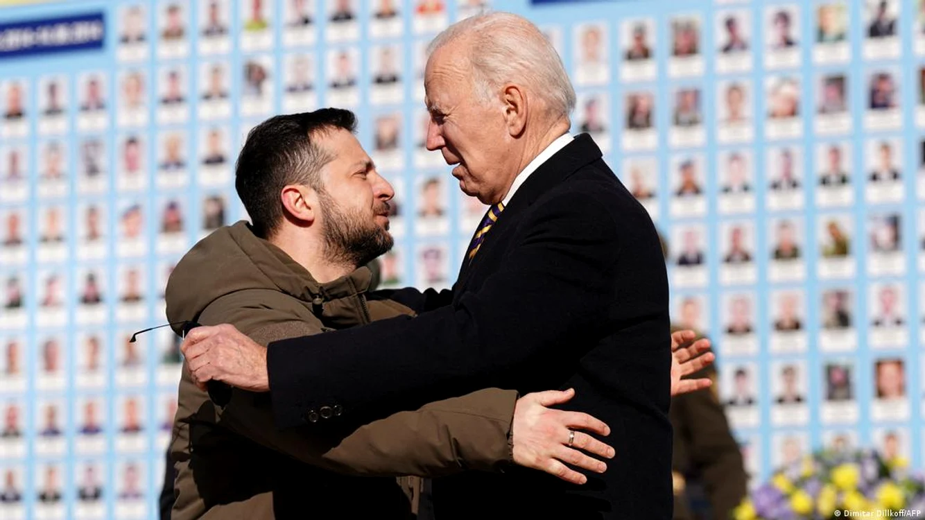 Președintele ucrainean, mai scund, alături de omologul american Joe Biden