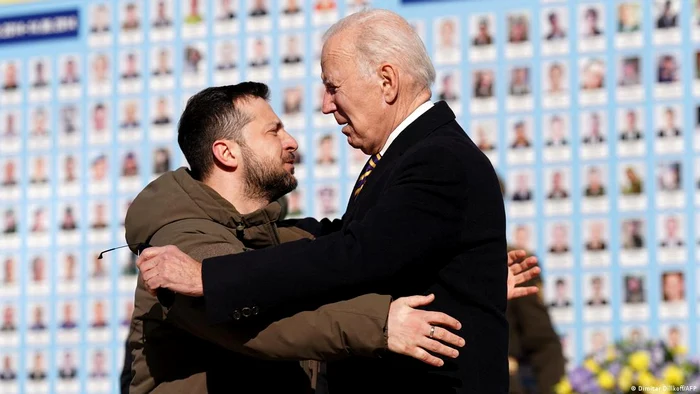 Președintele ucrainean, mai scund, alături de omologul american Joe Biden