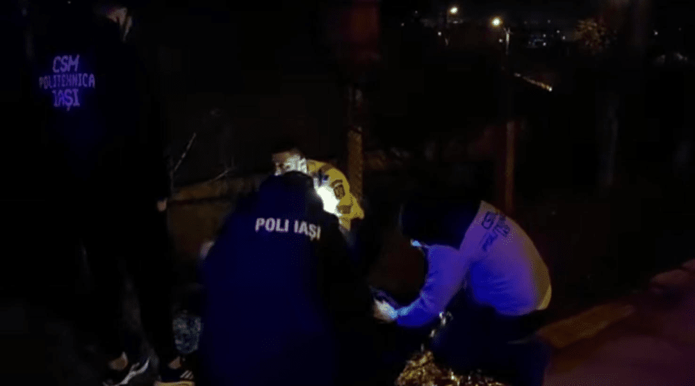 Om în șoc hipotermic, salvat de echipa Politehnicii Iaşi. Acesta căzuse lângă stadion