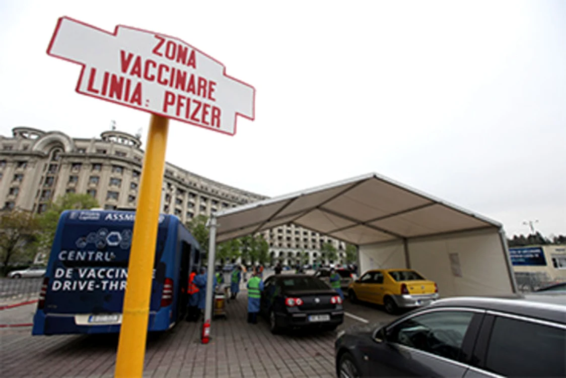 O doamnă încântată fiindcă a reuşit să primească serulFotografii: Sever Gheorghe