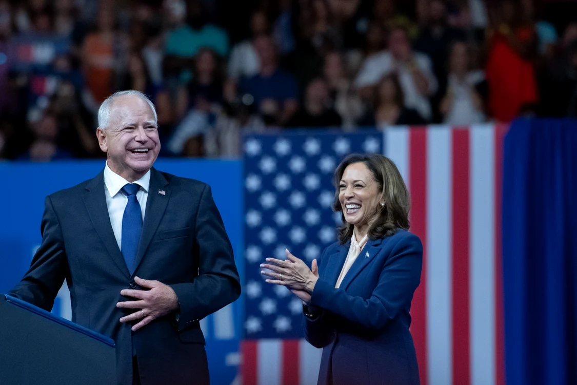Candidatul la funcția de vicepreședinte Tim Walz la un prim miting electoral FOTO EPA-EFE