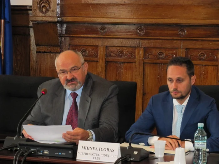 Prefectul de Cluj, Gheorghe Vuşcan (stânga), alături de subprefectul Mihnea Iuoraş (dreapta) FOTO: Florina Pop