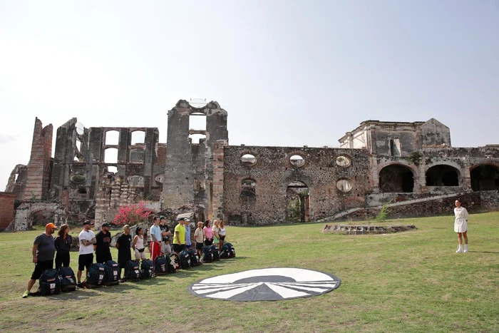 Întreaga echipă „America Express“ lângă ruinele unui castel, în Mexic