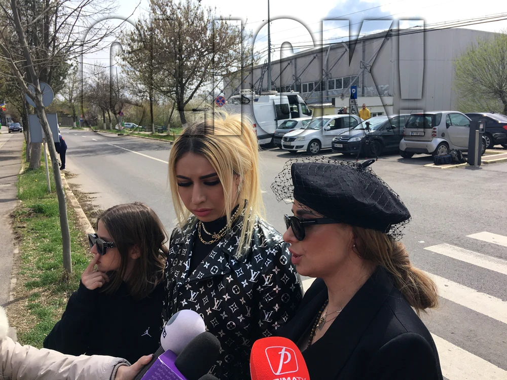 Anamaria Prodan, alături de doi dintre copiii săi, Bebeto și Sarah. Foto: Click!