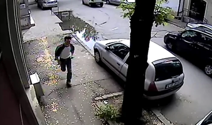 Bărbatul l-a înjunghiat pe angajatul Pro TV, apoi a fugit de la locul fapteifoto: Cameră de supraveghere