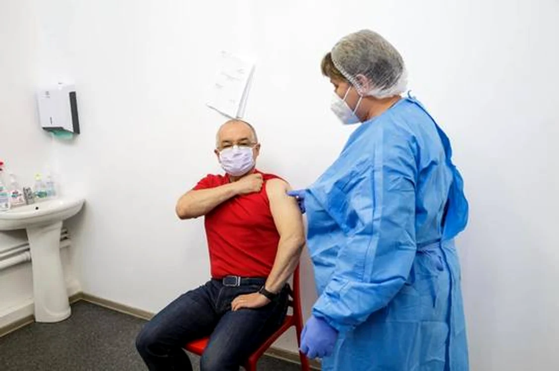 
    Primarul Clujului, Emil Boc, a anunțat luni că s-a vaccinat la rapel cu a doua doză a vaccinului AstraZenecaSursă foto: Arhivă personală   