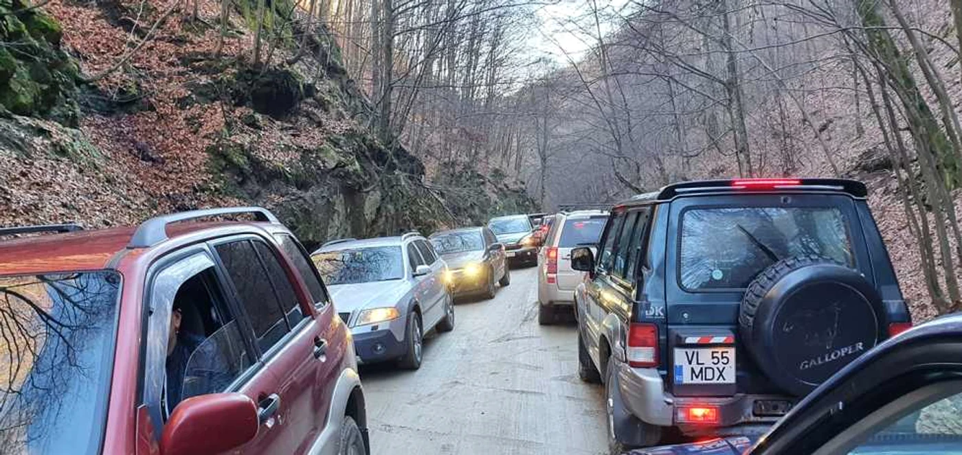 Mașini bară la bară pe drumul spre stațiunea Vârful lui Roman