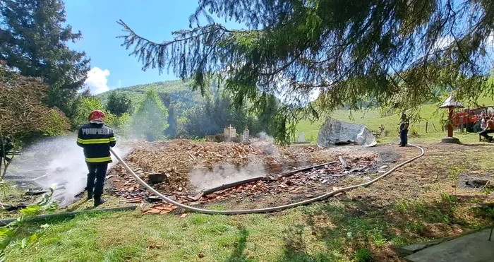 Pompierii au stins focul.