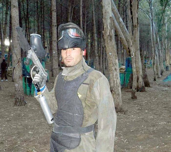 
    Mutu şi-a ţinut  adversarii la  respect cu puşca  de paintball  