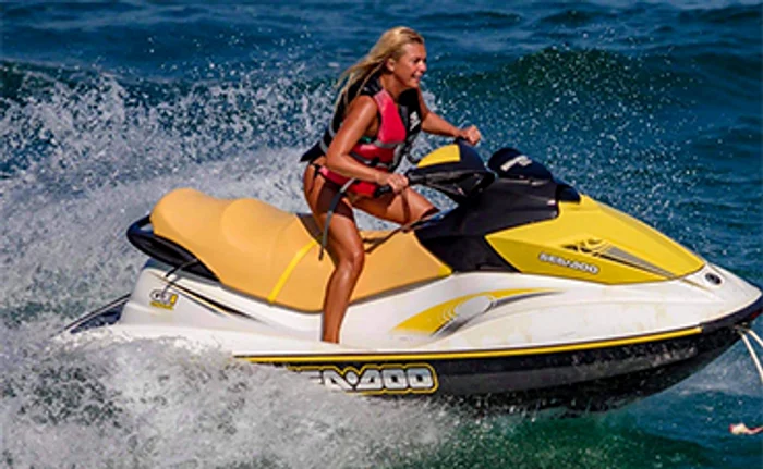 Crina a atras toate privirile, cu posteriorul ei obraznic