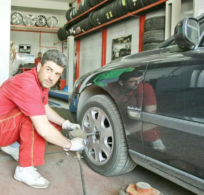 
    Sfatul specialiştilor: daţi fuga la service şi înlocuiţi cauciucurile de iarnă cu unele potrivite sezonului cald  